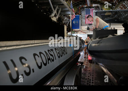 Us Air Force Piloten für die 46 Antenne Anschluss Squadron (APS) in Dover Air Force Base, Del, Marschall in einem US-Küstenwache Boot an MacDill Air Force Base, Fla., 28.02.2018, vergeben. Die 46 APS geladen zwei transportable port security Boote in eine C-17 Globemaster III während der Patriot training Sands. (U.S. Air Force Foto von Airman 1st Class Scott Warner) Stockfoto