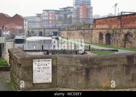 Die Leeds und Liverpool canal dargestellt in Leeds City Centre von Wharf Ansatz Brücke, auf der Suche nach Westen. Stockfoto