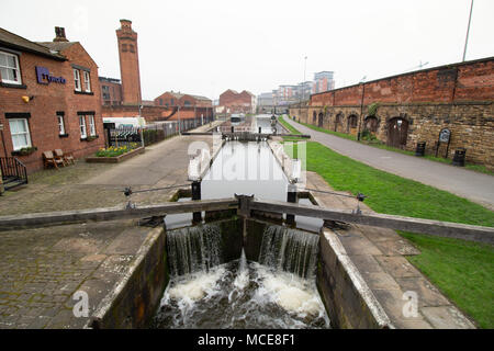 Die Leeds und Liverpool canal dargestellt in Leeds City Centre von Wharf Ansatz Brücke, auf der Suche nach Westen. Stockfoto