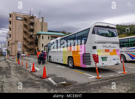 Nagoya, Japan - Mar 16, 2018. Busse am Parkplatz eines Einkaufszentrums in Nagoya, Japan. Stockfoto