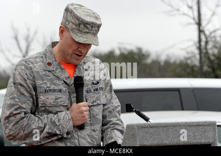 Kaplan (Maj) Craig Forsythe, 67th Cyberspace Flügel, liefert der Aufruf während einer Ribbon Cutting in San Antonio, Texas, Feb.23, 2018. Die Zeremonie der Eröffnung einer neuen 67th CW offensive cyberspace Operations Training Standort für cyberspace Betreiber zu markieren. Die OCO ermöglicht eine effektivere Talent Management für Personen in Ausbildung und wirksamere Leitung Staffeln, die Absolventen erhalten. "Wir haben heute formell auf einen entscheidenden Weg begeben, eine Offensive, die Lage für alle Air Force cyber Krieger zu liefern, ist es die erste "entscheidende Schritt', auf der wir aufbauen und resourc Stockfoto