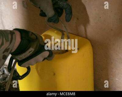 Staff Sgt. Jason McClure, eine Beseitigung von Explosivstoffen team leader mit 717Th Ordnance Company (Explosive Ordnance Disposal), 184 Ordnance Battalion (EOD), 52 Ordnance Gruppe (EOD), 20. Chemische, biologische, radiologische, nukleare und Explosive Befehl, misst Seil zu potenziellen simuliert Gefahren auf die Ausbildung von Fort Campbell, Ky., Feb 22, 2018. Diese Simulation war Teil des Multi-echelon Training übung für die Gruppe und eine Validierung Übung für das Unternehmen für seine bevorstehende Bereitstellung in Südwestasien. (U.S. Armee Foto: Staff Sgt. Adam Hinman) Stockfoto