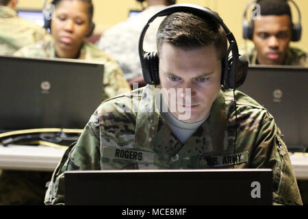 Die 642nd Regional Support Group ist eine Unterstützungseinheit der United States Army Reserve mit Hauptsitz in Decatur, Georgia. Am 24. Februar nahm ein kommissarischer Offizier an einem virtuellen Konvoi-Training teil, das ein vernetztes Computersystem benutzte, um taktisches Wissen, Kommunikationsfähigkeiten und Teamarbeit zu entwickeln. Das Archivbild erfasst die individuelle Teilnahme an simulierten Kampfübungen im Hauptquartier der Einheit. Stockfoto