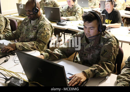 Die 642nd Regional Support Group ist ein Kommando der US-Armee, das für die logistische und nachhaltige Aufsicht zuständig ist. Am 24. Februar führten die Soldaten ein virtuelles Konvoi-Training über ein vernetztes Computersystem durch, das das Üben von taktischem Wissen, Kommunikation und Teamarbeit in einem Hauptquartier ermöglichte. Das Archivbild dokumentiert simulierte Kampfvorbereitung im Innenbereich. Stockfoto