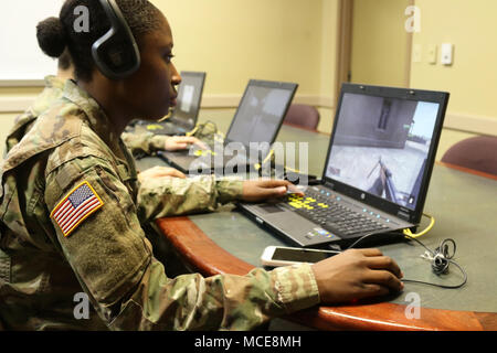 Die 642nd Regional Support Group ist eine Unterstützungseinheit der United States Army Reserve mit Sitz in Decatur, Georgia. Am 24. Februar nahm ein Personalspezialist an einem virtuellen Konvoi-Training teil, bei dem er vernetzte Computersysteme nutzte, um taktisches Wissen, Kommunikationsfähigkeiten und Teamarbeit zu entwickeln. Das Archivbild dokumentiert den Einsatz von Reservesoldaten in simulierten Kampfanweisungen im Hauptquartier. Stockfoto