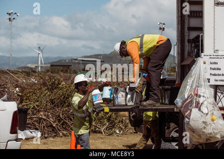 SANTA ISABEL, Puerto Rico, 12. Februar 2018 - Mitglieder von der Environmental Protection Agency (EPA) gefährliche Abfälle an, die für eine Sammelstelle in Salinas entsorgt werden. Gemeinschaften haben eine Führung über die Bedeutung der Trennung und Kategorisieren von giftigen Abfällen als Vorbeugung gegen Umweltverschmutzung. In Zusammenarbeit mit der FEMA, das EPA hat die Aufgabe der Sammlung und ordnungsgemäße Entsorgung von Haushalt gefährliche Abfälle (HHW) und Elektronik während der Hurrikan Maria Antwort in Puerto Rico. Die FEMA/Eduardo Martinez Stockfoto