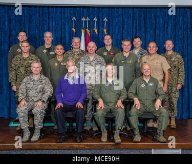 Maxwell AFB, Ala-Führungsperson die Teilnehmer der Joint Force Air Component Commander Kurs 18 A für ein gruppenfoto an der Luftwaffe Wargaming Institut, Feb.12, 2018 darstellen. Vordere Reihe (L-R): Generalmajor Timothy G. Fay (USAF); Major General (Ret) William Holland (USAF); Major General James A. Jacobson (USAF); Major General James O. Eifert (ANG). Zweite Reihe (L-R): Brigadegeneral Christopher J. Mahoney (USMC); Brigadier General David J. Julazadeh (USAF); Major General Sam C. Barrett (USAF); Brigadier General Lenny J. Richoux (USAF); Hinten Admiral Edward B. Cashman (USN). Dritte Reihe (L-R): Brig Stockfoto