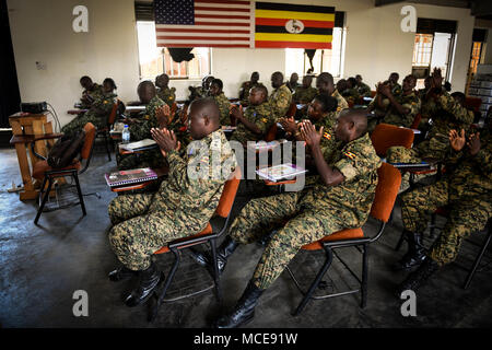 Soldaten der Ugandischen People's Defence Force applaudieren nach einem Kommilitonen ihre Punkte während der Zivil-militärische Zusammenarbeit zivilen Angelegenheiten taktische Unternehmen Kurs (CCTCC), in Uganda, Afrika, Feb.16, 2018 präsentiert. Die Ausbildung ist so konzipiert, dass die Fähigkeit der UPDF und Kapazität seiner anhaltenden Friedenstruppe der Afrikanischen Union und die Mission der Afrikanischen Union in Somalia Mandate zu unterstützen, zu verbessern. (U.S. Air Force Foto von älteren Flieger Erin Piazza) Stockfoto