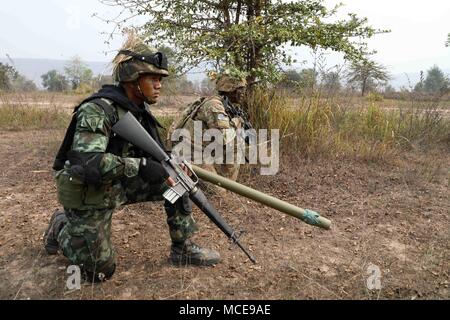 Us-Armee Ingenieure vom 1.Bataillon, 21 Infanterie Regiment, 2 Infantry Brigade Combat Team, 25 Infanterie Division und Ihre Königlichen thailändischen Streitkräfte Amtskollegen aus den 133 Infanterie Bataillon, 23 Infanterie Regiment Rush ein Feind Einlasskontrolle mit einem Bangalore während eines Lebens Feuer Übung während der Übung Cobra Gold 2018 Phu Lam Yai, Nakhon Ratchasima, Thailand, Feb.18, 2018 zerstören. Us-Soldaten tragen experimentelle Dschungel Uniformen durch die Dauer der Übung. Cobra Gold 18 bietet eine Plattform für die Vereinigten Staaten, Verbündete und Partner Nationen Interop zu gelangen Stockfoto