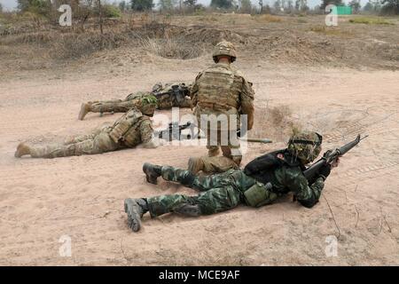 Us-Armee Ingenieure vom 1.Bataillon, 21 Infanterie Regiment, 2 Infantry Brigade Combat Team, 25 Infanterie Division und Ihre Königlichen thailändischen Streitkräfte Amtskollegen aus den 133 Infanterie Bataillon, 23 Infanterie Regiment Rush ein Feind Einlasskontrolle mit einem Bangalore während eines Lebens Feuer Übung während der Übung Cobra Gold 2018 Phu Lam Yai, Nakhon Ratchasima, Thailand, Feb.18, 2018 zerstören. Us-Soldaten tragen experimentelle Dschungel Uniformen durch die Dauer der Übung. Cobra Gold 18 bietet eine Plattform für die Vereinigten Staaten, Verbündete und Partner Nationen Interop zu gelangen Stockfoto