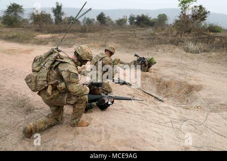 Us-Armee Ingenieure vom 1.Bataillon, 21 Infanterie Regiment, 2 Infantry Brigade Combat Team, 25 Infanterie Division und Ihre Königlichen thailändischen Streitkräfte Amtskollegen aus den 133 Infanterie Bataillon, 23 Infanterie Regiment Rush ein Feind Einlasskontrolle mit einem Bangalore während eines Lebens Feuer Übung während der Übung Cobra Gold 2018 Phu Lam Yai, Nakhon Ratchasima, Thailand, Feb.18, 2018 zerstören. Us-Soldaten tragen experimentelle Dschungel Uniformen durch die Dauer der Übung. Cobra Gold 18 bietet eine Plattform für die Vereinigten Staaten, Verbündete und Partner Nationen Interop zu gelangen Stockfoto