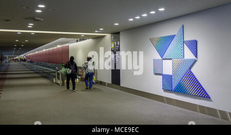 Nagoya, Japan - Mar 16, 2018. Passagiere gehen an Chubu Centrair Flughafen in Nagoya, Japan. Stockfoto