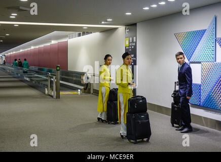 Nagoya, Japan - Mar 16, 2018. Flugbegleiter gehen mit Chubu Centrair Flughafen in Nagoya, Japan. Stockfoto