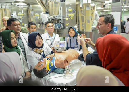 180410-N-MD 713-0101 BENGKULU, Indonesien (10. April 2018) Lt.Cmdr. Doug Johnson (rechts), Certified Registered Nurse anesthetist, von Jacksonville, Fla., lehrt Indonesischen medizinisches Personal richtige Airway Management Techniken während ein Experte auf einem Exchange bohren an Bord Military Sealift Command Hospital Ship USNS Mercy (T-AH 19) als Teil der ersten Mission der Barmherzigkeit des pazifischen Partnerschaft 2018 (PP18). PP18's Mission ist es, gemeinsam mit Gastgeber und Partner Nationen zu arbeiten regionaler Interoperabilität und Disaster Response Funktionen, erhöht die Stabilität und Sicherheit in der Re verbessern Stockfoto