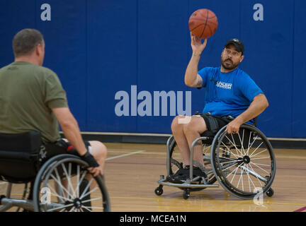 USSOCOM's Army Master Sgt. George Vera Praktiken Rollstuhl Basketball während der Ausbildung für die 2018 DoD Krieger Spiele an der MacDill Air Force Base in Florida am 9. April 2018. Die Teilnahme an ussocom Krieger Care Programm militärischen adaptive Sport Veranstaltungen während des ganzen Jahres erhöht die SOF Athleten mentale und physische Rehabilitation, Unterstützung bei ihrer Wiedereingliederung oder Übergang. (DoD Foto von Roger L. Wollenberg) Stockfoto