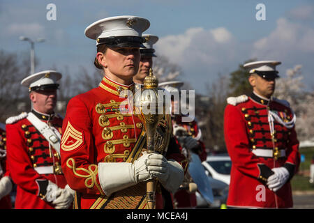 Gunnery Sgt. Stacie Crowther, Assistant drum Major," der Präsident selbst "US-Marine Band, steht an einem zeremoniellen Position während einer vollen Ehren Begräbnis für Generalmajor John A. Studds auf dem Arlington National Cemetery, Arlington, Virginia, 10. April 2018. Allgemeine Studds wurde in das Marine Corps im Jahre 1960 in Betrieb genommen und diente 33 Jahre als Infanterieoffizier. Er Marines auf allen Ebenen einschließlich; Kommandeur, Charlie Company, 3 Reconnaissance Bataillon in Vietnam, wo er den bronzenen Stern mit der Bekämpfung 'V' für Valor empfangen und war der Direktor der Marine Corps Intelligence durin geboten Stockfoto