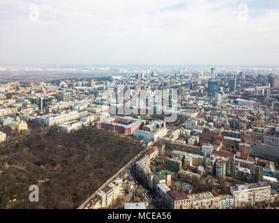 Kiew, Ukraine - April 7, 2018: Schöne Aussicht auf die Stadt. Universität Taras Schewtschenko, St. Vladimir's Church und der Botanische Garten im Frühling Stockfoto