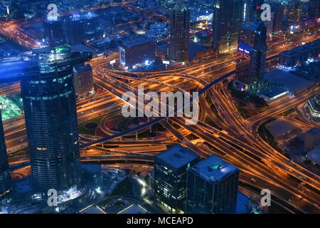 Dubai Road Kreuzung Blick von oben bei Nacht, VAE Stockfoto