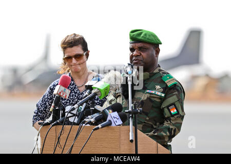 NIAMEY, Niger - Col. Maj. Sani Mahamane Laminou, Musketen Übung Direktor, spricht während der Eröffnungsfeier der Musketen 2018 in Niamey, Niger, 11. April 2018. Musketen, bewirtet durch Niger, mit Schlüssel Außenstationen in Burkina Faso und Senegal, ist entworfen, um die Fähigkeit der wichtigsten Partner Nationen in der Region zu stärken, gewalttätigen extremistischen Organisationen zu begegnen, ihre Grenzen zu schützen und die Sicherheit für die Menschen. (U.S. Armee Foto von Sgt. Heather Doppke/79 Theater Sustainment Command) Stockfoto