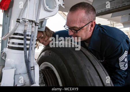 Chief Master Sgt. Jarrod Sebastian, rechts, 23d Wing command Chief und Oberst Jennifer Kurz, Links, 23d WG Commander, schieben Sie einen Reifen in Platz, 9. April 2018, bei Moody Air Force Base, Ga. Moody Führung tourte das 23d Aircraft Maintenance Squadron ein besseres Verständnis Ihrer gesamten Mission, Funktionen und umfassende Aufgaben zu erhalten. (U.S. Air Force Foto von Airman Eugene Oliver) Stockfoto