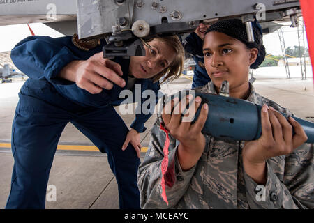 Kol. Jennifer Kurz, Links, 23d Wing Commander und Airman 1st Class Kenyah Smith, 74 Aircraft Maintenance unit Waffen laden Besatzungsmitglied, installieren Sie eine Schulung Munition auf ein C A-10 Thunderbolt II während einer Immersion tour, 9. April 2018, bei Moody Air Force Base, Ga. Moody Führung die 23d Aircraft Maintenance Squadron ein besseres Verständnis Ihrer gesamten Mission, Funktionen und umfassende Aufgaben zu erhalten. (U.S. Air Force Foto von Airman Eugene Oliver) Stockfoto