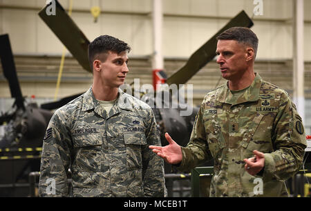 Us-Armee Generalmajor Malcom Frost, Zentrum für Erste militärische Ausbildung kommandierender General, stellt die grundlegenden Armee Instructor Abzeichen der US Air Force Staff Sgt. Casey Andersen, 362 Training Squadron, Distanz 1 HH-60 Hubschrauber Crew Chief Instructor, an Joint Base Langley-Eustis, Virginia, 9. April 2018. Die AIB, in Basic, Senior und Master Level vergeben, war für die US-Armee Unteroffiziere 2014 erstellt die Professionalität der Erzieher verantwortlich für die Ausbildung zu erkennen, Führung und Mentoring Soldaten. (U.S. Air Force Foto: Staff Sgt. Teresa J. Cleveland) Stockfoto