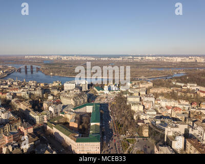 Luftaufnahme Stadtteil Podol, dem Fluss Dnepr und Trukhanov Insel an einem sonnigen Nachmittag. St. Vladimir's Kathedrale Kirche in der Ferne Kiew, Ukraine Stockfoto