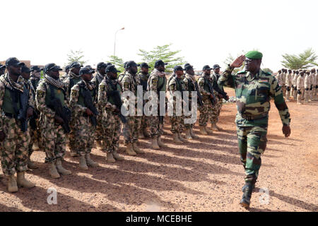 TAHOUA, Niger - Oberst Mohamed Toumba-quellen, Zone 4 Commander, Forces Armees Nigerinnes oder Ventilator, ein Pass und Überprüfung der Nigerianischen Distanz der Musketen 2018 in Tahoua, Niger, 11. April 2018 beteiligt. Musketen 2018, bewirtet durch Niger, mit Schlüssel Außenstationen in Burkina Faso und Senegal, ist entworfen, um die Fähigkeit der wichtigsten Partner Nationen in der Region zu stärken, gewalttätigen extremistischen Organisationen zu begegnen, ihre Grenzen zu schützen und die Sicherheit für die Menschen. (U.S. Armee Foto: Staff Sgt. Kulani Lakanaria/freigegeben) Stockfoto