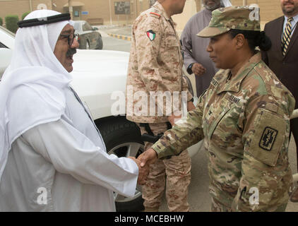 Kol. Jennifer Marrast-Host, Kommandant der Combat Support Hospital, grüßt Scheich Nasser, Erster Stellvertretender Ministerpräsident und Minister für Verteidigung, Kuwait, bevor ihm eine Tour der Truppe medizinische Klinik im Camp Arifjan, Kuwait, 11. April 2018. Der Minister besichtigte drei wichtige Punkte in der Einrichtung, die das Krankenhaus der medizinischen Fähigkeiten demonstriert. (U.S. Armee Foto von SPC. Joshua S. Morris, USARCENT PAO) Stockfoto