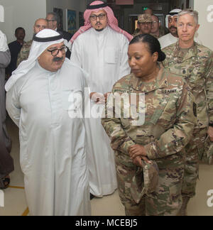 Kol. Jennifer Marrast-Host, Kommandant der Combat Support Hospital, grüßt Scheich Nasser, Erster Stellvertretender Ministerpräsident und Minister für Verteidigung, Kuwait, bevor ihm eine Tour der Truppe medizinische Klinik im Camp Arifjan, Kuwait, 11. April 2018. Der Minister besichtigte drei wichtige Punkte in der Einrichtung, die das Krankenhaus der medizinischen Fähigkeiten demonstriert. (U.S. Armee Foto von SPC. Joshua S. Morris, USARCENT PAO) Stockfoto