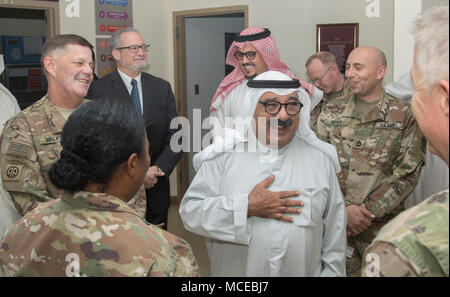 Während seiner Tour durch eine Truppe medizinische Klinik, Scheich Nasser, Erster Stellvertretender Ministerpräsident und Minister für Verteidigung, Kuwait, teilt ein Lachen mit Soldaten im Camp Arifjan, Kuwait, 11. April 2018. Der Minister besichtigte drei wichtige Punkte in der Einrichtung, die das Krankenhaus der medizinischen Fähigkeiten demonstriert. (U.S. Armee Foto von SPC. Joshua S. Morris, USARCENT PAO) Stockfoto