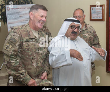 Generalmajor Flem B. "Donnie" Walker Jr., Kommandierender General, 1 Theater Sustainment Command und USARCENT Stellvertretenden Kommandierenden General-Sustainment, teilt ein Lachen mit Scheich Nasser, Erster Stellvertretender Ministerpräsident und Minister für Verteidigung, Kuwait, nach seiner Tour der Truppe medizinische Klinik im Camp Arifjan, Kuwait, 11. April 2018. Der Minister besichtigte drei wichtige Punkte in der Einrichtung, die das Krankenhaus der medizinischen Fähigkeiten demonstriert. (U.S. Armee Foto von SPC. Joshua S. Morris, USARCENT PAO) Stockfoto