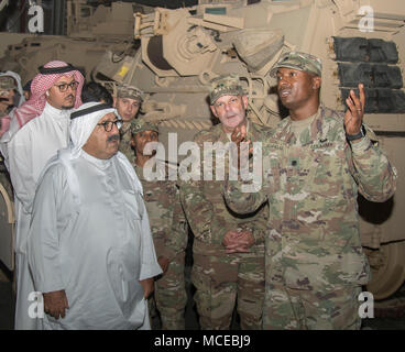 Oberstleutnant Michael T. Jordanien, Commander, Army Field Support Battalion - Kuwait, Scheich Nasser, Erster Stellvertretender Ministerpräsident und Minister für Verteidigung, Kuwait, eine Tour durch eine Armee vorpositioniert Stocks-5 Lager im Camp Arifjan, Kuwait, 11. April 2018. Die Tour zur Verfügung des Ministers mit einen Überblick über die Standard Armee Ausrüstung, Wartung und Kosteneffizienz für Armee Fahrzeuge. (U.S. Armee Foto von SPC. Joshua S. Morris, USARCENT PAO) Stockfoto