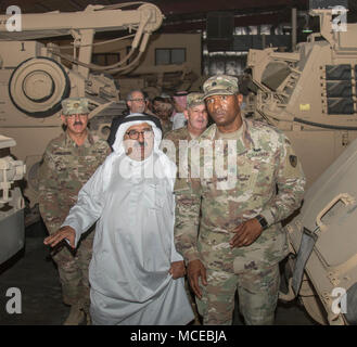 Oberstleutnant Michael T. Jordanien, Commander, Army Field Support Battalion - Kuwait, Scheich Nasser, Erster Stellvertretender Ministerpräsident und Minister für Verteidigung, Kuwait, eine Tour durch eine Armee vorpositioniert Stocks-5 Lager im Camp Arifjan, Kuwait, 11. April 2018. Die Tour zur Verfügung des Ministers mit einen Überblick über die Standard Armee Ausrüstung, Wartung und Kosteneffizienz für Armee Fahrzeuge. (U.S. Armee Foto von SPC. Joshua S. Morris, USARCENT PAO) Stockfoto