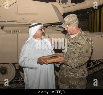 Generalmajor Flem B. "Donnie" Walker Jr., Kommandierender General, 1 Theater Sustainment Command und USARCENT Stellvertretenden Kommandierenden General-Sustainment, präsentiert Scheich Nasser, Erster Stellvertretender Ministerpräsident und Minister der Verteidigung Kuwaits, mit einem Geschenk nach seinem Besuch in Camp Arifjan, Kuwait, 11. April 2018. Die Tour zur Verfügung des Ministers mit einen Überblick über die Standard Armee Ausrüstung, Wartung und Kosteneffizienz für Armee Fahrzeuge. (U.S. Armee Foto von SPC. Joshua S. Morris, USARCENT PAO) Stockfoto