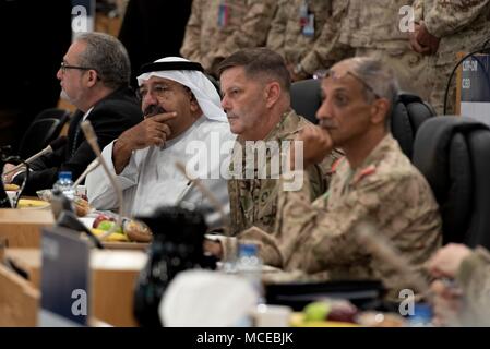 Scheich Nasser, Erster Stellvertretender Ministerpräsident und Minister für Verteidigung, Kuwait, besucht eine Unterrichtung neben Generalmajor Flem B. "Donnie" Walker Jr., Kommandierender General, 1 Theater Sustainment Command und USARCENT Stellvertretenden Kommandierenden General-Sustainment, April 11, 2018, Camp Arifjan, Kuwait. Die kurze gab dem Minister einen Überblick über den Umfang der U.S. Army Central Command ist im Bereich der Verantwortung und der Bedeutung der Beziehung zwischen Kuwait und der US-Armee. (U.S. Armee Foto von Sgt. 1. Klasse Ty McNeeley, USARCENT PAO) Stockfoto