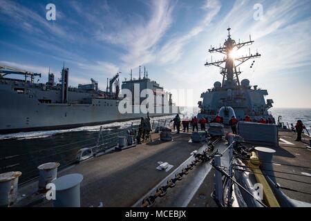 180411-N-JI 086-143 ATLANTIK (11. April 2018) Die Lewis und Clark-Klasse Dry Cargo und Munition ship USNS Williams McLean (T-AKE 12) Segeln neben der Arleigh-Burke-Klasse geführte Anti-raketen-Zerstörer USS Porter (DDG78) während einer Auffüllung-auf-See, 11. April 2018. Porter, Vorwärts - Rota, Spanien eingesetzt, ist über seine fünfte Patrouille in den USA 6 Flotte Bereich der Maßnahmen zur Unterstützung der US-amerikanischen nationalen Sicherheitsinteressen in Europa. (U.S. Marine Foto von Mass Communication Specialist 3. Klasse Ford Williams/Freigegeben) Stockfoto