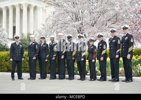 180411-N-YU 482-051 WASHINGTON (11. April 2018) Navy Reserve Force Master Chief Chris Kotz, Links, und die Finalisten und die Auswahl der Mitglieder für die Marine Reserve Sailor 2017 des Jahres für ein Foto vor dem Obersten Gericht während einer Tour von Washington D.C. darstellen als Teil einer einwöchigen Terminplan Zeremonie oben finden, Sailor zu wählen und jeder Finalist für ihre außergewöhnliche Leistung erkennen. (U.S. Marine Foto von Chief Mass Communication Specialist Stephen Hickok/Freigegeben) Stockfoto