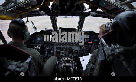 Kapitän Kevan Remick, 49 Tests und Evaluierungen Squadron Waffen und Taktiken flight Commander und Maj. Christin Hart, 419Th Flight Test Squadron B-52 flight Commander, gehe die letzten Checks vor dem Start in Barksdale Air Force Base, La., 28.02.2018. Obwohl beide Flieger verschiedene test Operations für die Luftwaffe, sie repräsentieren die traditionelle Lücke zwischen Entwicklungs- und Funktionsprüfung seit dem 49. TES ist vom 53. Flügel in Eglin Air Force Base, Fla., mit Hauptsitz in der Erwägung, dass die 419Th FLTS wird von der 412 Test Wing auf der Edwards Air Force Base, Calif. Dies im Hauptsitz Stockfoto