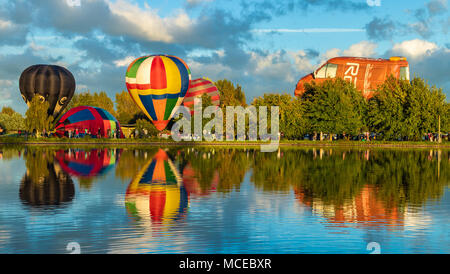 Heißluftballons am Henley Lake, Masterton, Neuseeland. Stockfoto