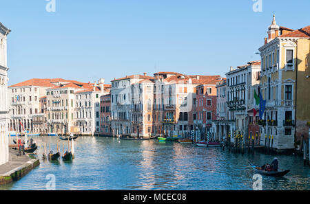 Blick auf den berühmten Canal Grande in Venedig, Italien. Historischen venezianischen Kanal bei Tageslicht mit Booten und alten, traditionellen Gebäude auf der Seite Stockfoto