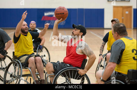 USSOCOM Veteran's Marine Staff Sgt. John Stantz, Links, versucht einen Pass von Armee Master Sgt zu blockieren. George Vera beim Rollstuhlbasketball Praxis für die 2018 DoD Krieger Spiele an der MacDill Air Force Base in Florida am 11. April 2018. Die Teilnahme an ussocom Krieger Care Programm militärischen adaptive Sport Veranstaltungen während des ganzen Jahres erhöht die SOF Athleten mentale und physische Rehabilitation, Unterstützung bei ihrer Wiedereingliederung oder Übergang. (DoD Foto von Roger L. Wollenberg) Stockfoto