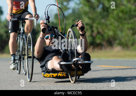 Armee Master Sgt. George Vera, ein Care Koalition Athlet, reitet ein handybike auf MacDill Air Force Base, Fla., Nov. 11, 2018. Us Special Operations Command Krieger Care Programm (Koalition) veranstaltet ein einwöchiges Trainingslager verletzt vorzubereiten und Athleten für die kommende Krieger Wettbewerb 2018 Spiele verletzt. (Foto: Air Force Master Sgt. Barry Loo) Stockfoto