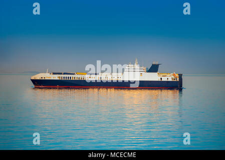 Containerschiff Reisen auf die Ägäis. Griechenland. Stockfoto