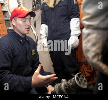 180411-N-GR 168-0154 MITTELMEER (11. April 2018) Chief Schäden Controlman Jared Olah, von Montrose, Pennsylvania, zeigt richtigen Verwendung eines perijet Ausspülvorrichtung während damage control Training an Bord der San Antonio-Klasse amphibious Transport dock Schiff USS New York (LPD 21) April 11, 2018. New York, homeported in Mayport, Florida, ist die Durchführung von naval Operations in den USA 6 Flotte Bereich der Operationen. (U.S. Marine Foto von Mass Communication Specialist 2. Klasse Lyle Wilkie/Freigegeben) Stockfoto