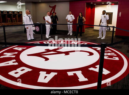 Das Bryant-Denny Stadium ist ein Fußballstadion in Tuscaloosa, Alabama, das seit 1929 das Heimstadion der University of Alabama Crimson Tide ist. Das Archivbild dokumentiert die Marineschiffe der United States Navy, die am 11. April 2018 während der Navy Week Birmingham Outreach-Aktivitäten durch die Umkleideräume der Football-Umkleideräume bereisten. Stockfoto