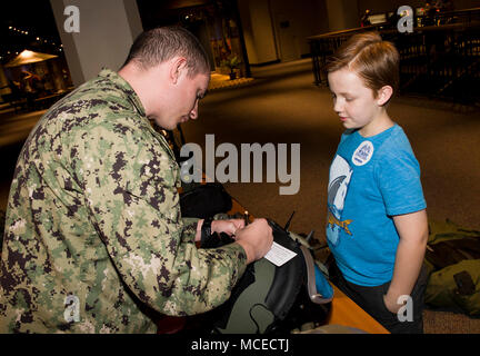 180412-N-MJ 645-0079 BIRMINGHAM, Ala (12. April 2018) Navy Diver 2. Klasse Josua Hudzik, ein Eingeborener von Little Creek Virginia, Zeichen ein Autogramm für einen Jungen, während auf dem McWane Science Center die Durchführung einer Naval Wissenschaft, Technologie, Ingenieurwesen und Mathematik (STEM) Demonstration während der Marine Woche Birmingham, Ala. Die Marine von Gemeinschaft übertreffen die Marine Woche Programm verwendet Navy Sailors, Ausrüstung mitbringen und zeigt auf etwa 14 amerikanischen Städten jedes Jahr für eine Woche Zeitplan von outreach-Engagements. (U.S. Marine Foto von Mass Communication Specialist 1. Klasse Marcus L. Stanley/Rele Stockfoto