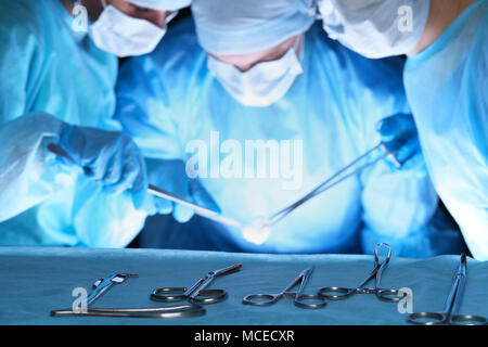 Nahaufnahme der Chirurgen Ausführen des Vorgangs. Fokus auf professionelle Werkzeuge. Medizin, Chirurgie und Hilfe in Notfällen Konzepte Stockfoto