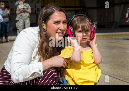 Familienangehörige eines Piloten in der 336 Fighter Squadron zugeordnet wartet auf ihm zu landen, 11. April 2018, bei Seymour Johnson Air Force Base, North Carolina. Freunde und Familien auf der Flightline zu warten auf ihre Rückkehr lieben" von der Bereitstellung. (U.S. Air Force Foto von Airman 1st Class Shawna L. Keyes) Stockfoto