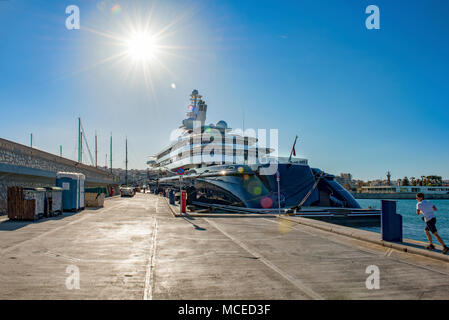 Gigantisch groß und große Luxury Mega Yacht in der Marina Zeas, Griechenland. Investition für Milliardäre. Stockfoto